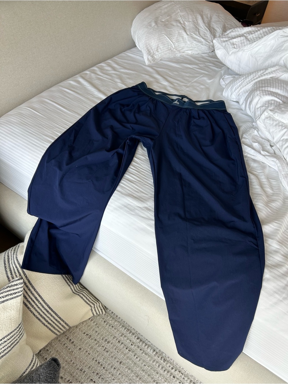 Men's Navy Performance Jogger Pants by alo